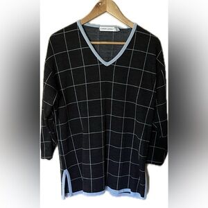 Woman’s very soft 3/4 length sleeve sweater. Size M Karen Lessly